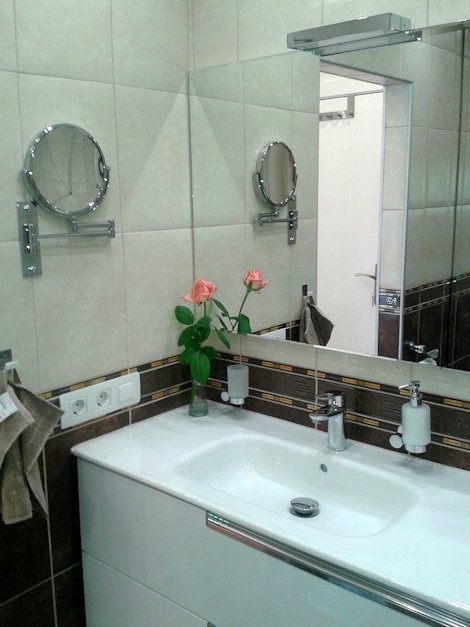 BADEZIMMER-RENOVIERUNG. DUSCHE MIT ABFLUSS IN WAND BADEZIMMER-RENOVIERUNG. DUSCHE MIT ABFLUSS IN WAND